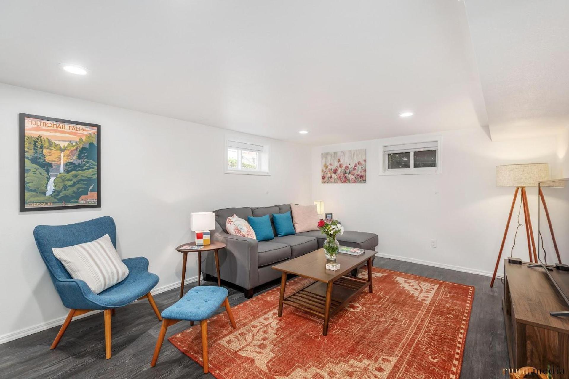 - The Fantastic Fargo Flat - Irving Park Oasis *