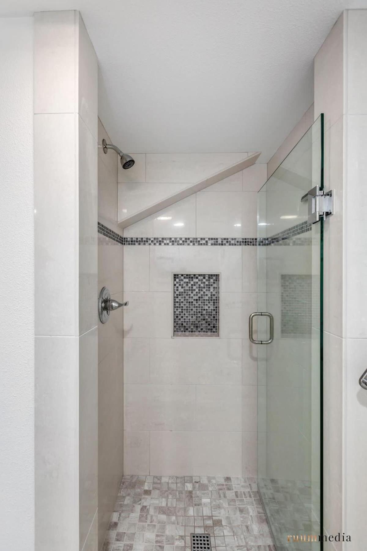 - The Fantastic Fargo Flat - Irving Park Oasis